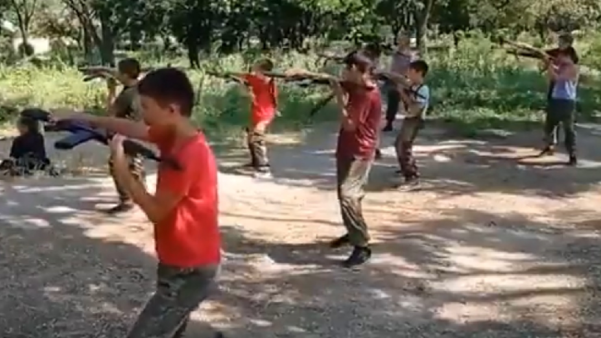 Офіцер ЗСУ показав, як в окупованому Криму дітей готують у «бойові загони Путіна»